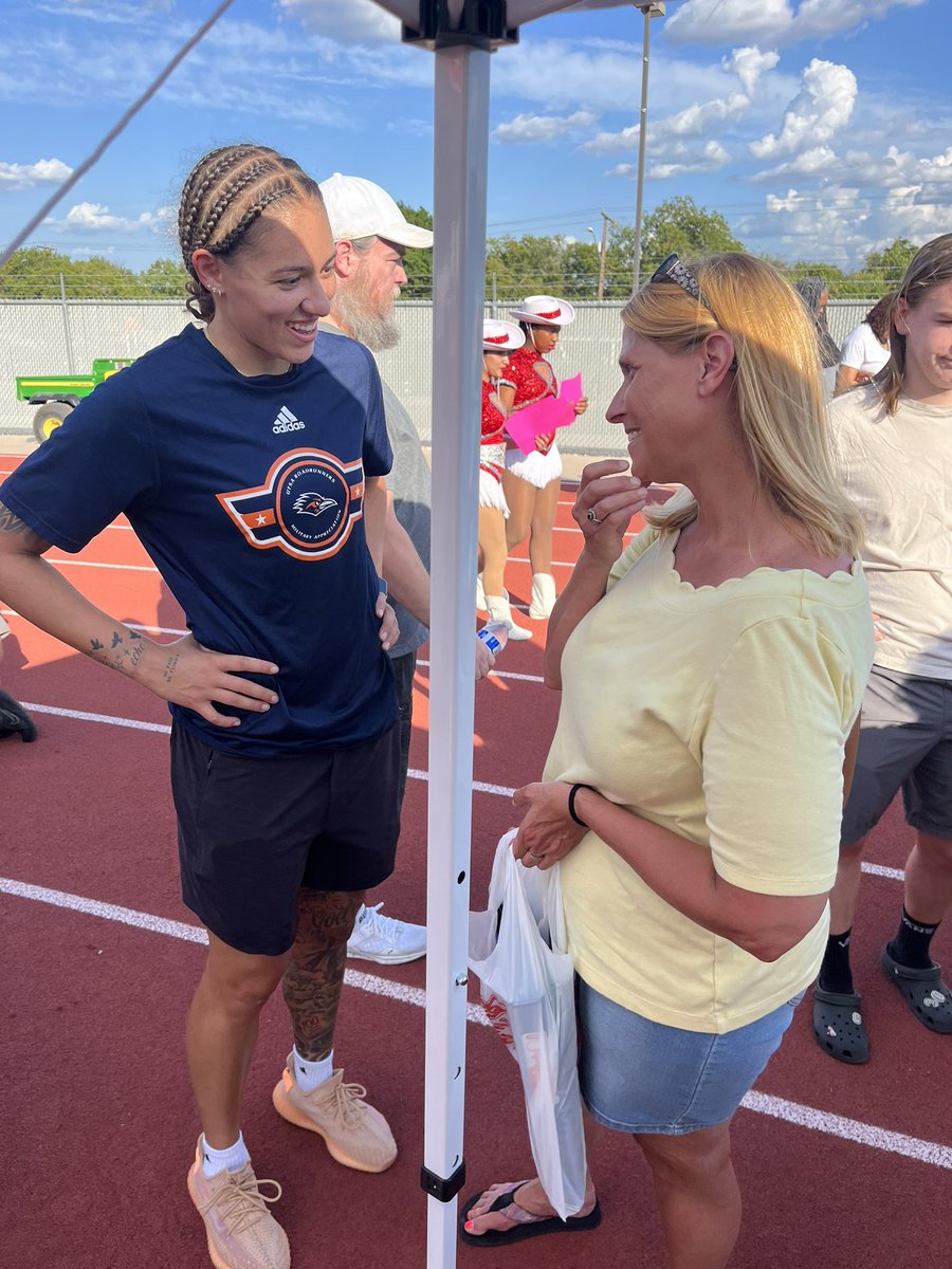 2TenDevelopment's tweet photo. We would like to thank @JudsonISD for welcoming us to their annual Block Party. @kookookyra_ had an amazing time returning home and giving back to the community that helped raise her! https://t.co/UmxFhPUIqS