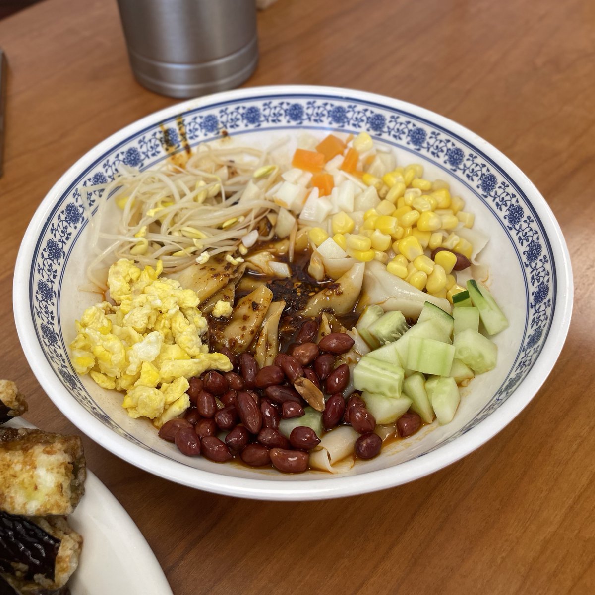 eating_omok's tweet photo. 성신여대 도삭정

뱡뱡면이라고 이름 특이한 비빔도삭면이 진짜 존맛.. 여름이라 그런지 아삭거리는 야채 처돌이처럼 사는 중인데 식감이 너무 좋고 시원하다 마라오이? 저것도 존맛이고 가지튀김 진짜 개애애애애애ㅐ쥰맛 마라전골도 먹으러 오고 싶음 ㅠ
우육도삭면은 내 입맛엔 그냥 평타 (급침착) https://t.co/bn7aYbKrVB