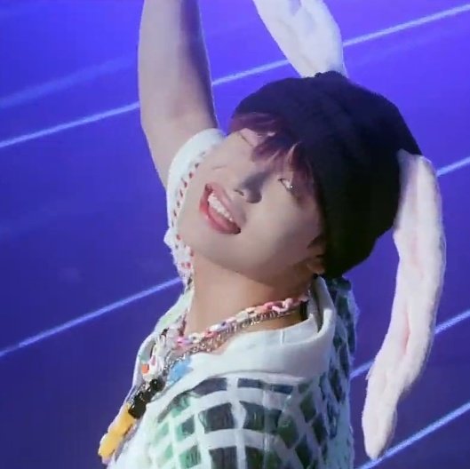 yechanTV's tweet photo. i need him to keep doing these poses BECAUSE HE DEVOUREDSDD https://t.co/nxkIKiPZcd
