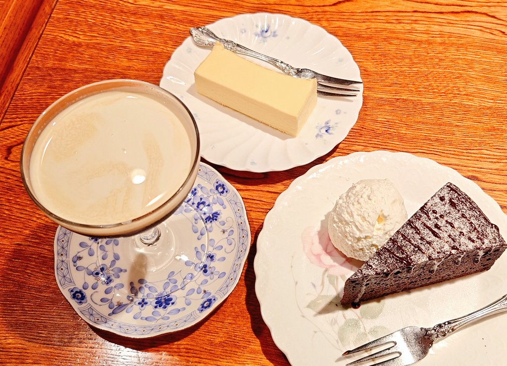 強欲にケーキも食べてる
