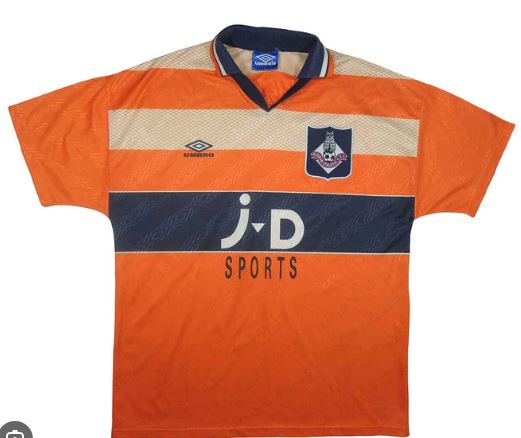 Battle of the away kits
1992 vs 1995

Like for 1 and retweet for 2
personally cant beat the orange strip.

#oafc