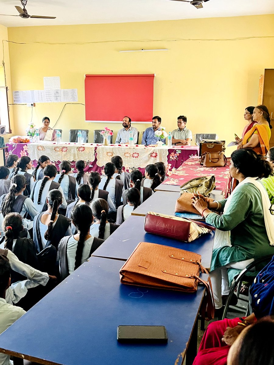 CGST_ALWAR's tweet photo. In a series of projects being carried out under Swachhta Action Plan, CGST Alwar installed a Digital Teaching Board at Govt. Sr. Secondary School, Kakrali Meo, Alwar, located in a rural area. This initiative will aid in creating a digital environment. @cbic_india @CgstJaipur https://t.co/MWxEQF88uy