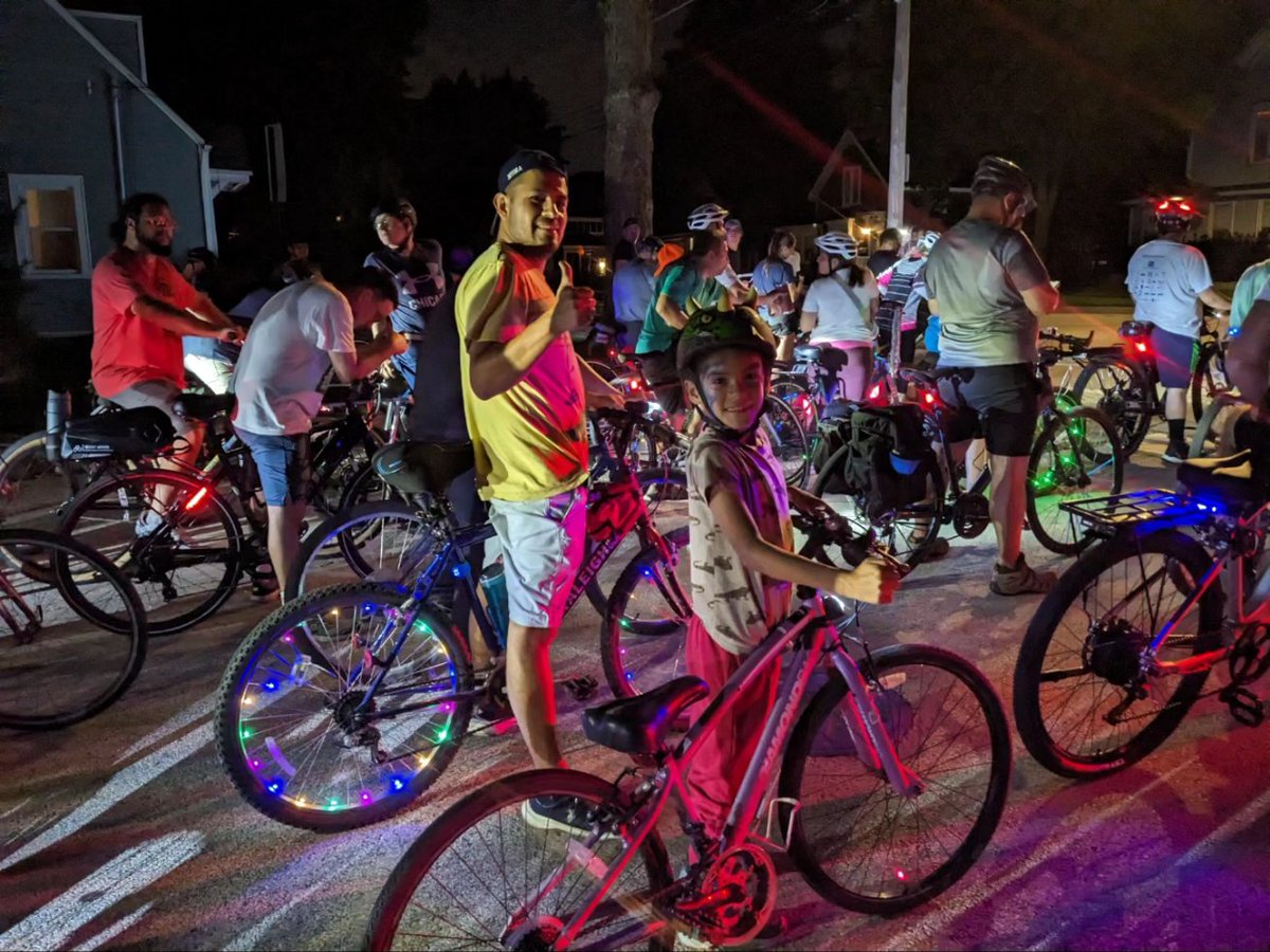ElginComBikes's tweet photo. It was an amazing night for the Aug 1st Full Moon Ride! We had so much fun with this crew. #BikeElgin #FullMoonRide #ExploreElgin #ExploreElginInTheDark #ElginIL #ComeRideWithUs https://t.co/sRzT5COkTH
