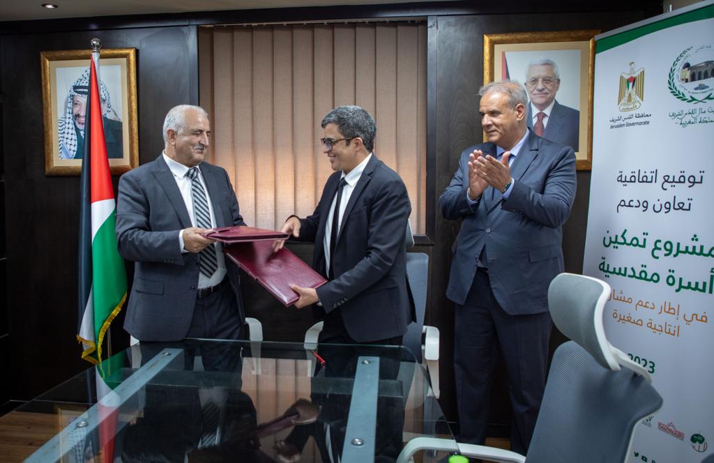 BaytMalAlQuds's tweet photo. توقيع اتفاقية دعم وتعاون بين وكالة بيت مال القدس الشريف ومحافظة القدس من خلال مشروع تمكين أسر مقدسية في إطار دعم مشاريع انتاجية صغيرة.
#بيت_مال_القدس_الشريف #بيت_مال_القدس #اليوبيل_الفضي #baytmalalqods #BMAQ #بناء_مستقبل https://t.co/RmT8JBifGZ
