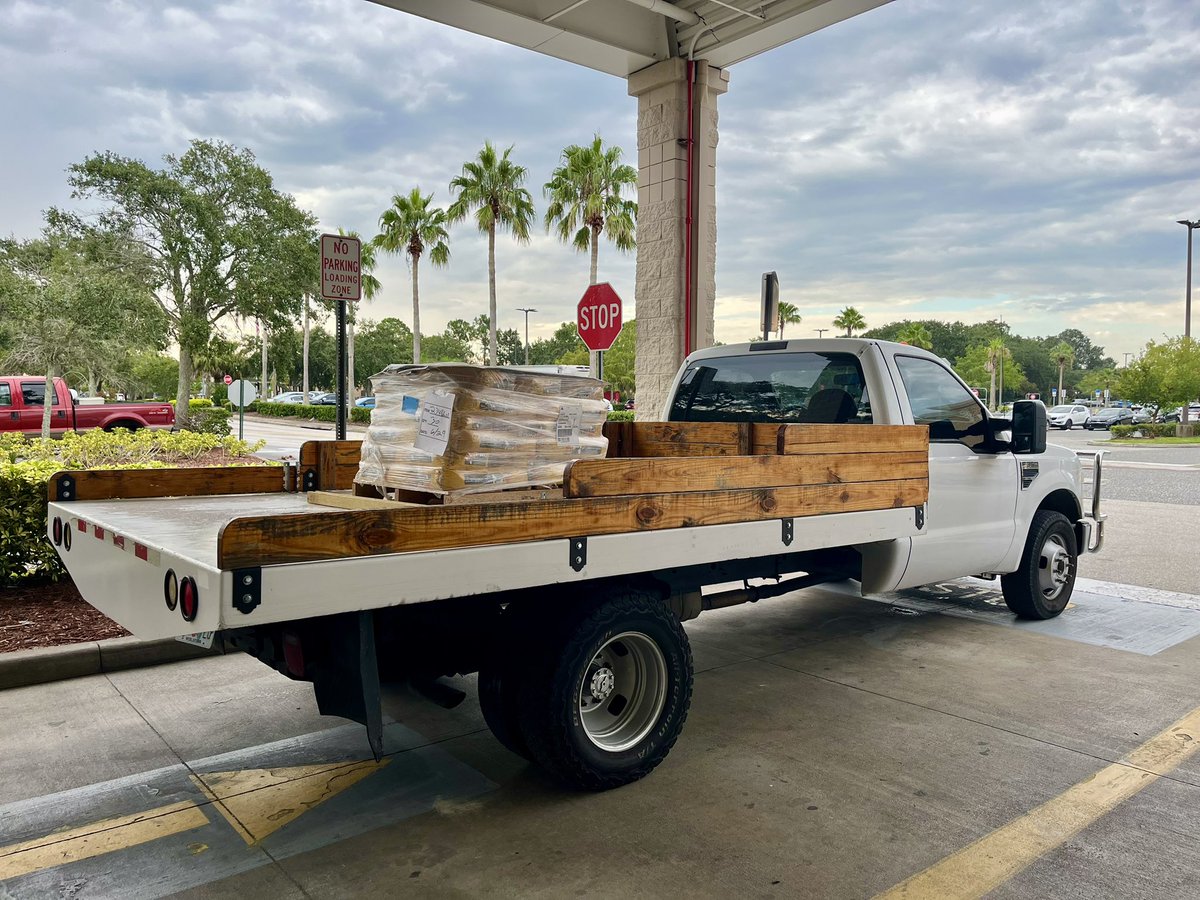 Sika Self-Leveling Underlayment
•Levels new and renovates old floors
•Can be walked on after 2–3 hours
•Floor installation in 1–3 days
•Tile/Stone/Non-moisture sensitive flooring: 2–3 hours
•Application thickness: 1/8 in. up to 2 in.
•Polymer modified for increased strength