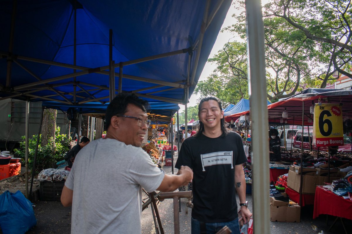Dobby_Chew's tweet photo. #DobbySetiaBersama bukan sekadar hanya slogan pilihanraya semata-mata.

Seorang wakil rakyat kerjanya berkhidmat kepada rakyat.

Sebab itu, wakil rakyat yang patutnya turun kepada rakyat. Bukan sebaliknya.

Saya akan setia bersama warga Seri Setia.

Pengenalan kaunter bergerak seperti ini akan saya teruskan jika diberi mandat kelak. Rakyat tak perlu bersusah payah untuk hadir ke pejabat yang jauh di Kelana Jaya sana.

Kita sendiri yang akan turun bersua muka dengan rakyat.

Mendengar keluh dan kesah, berkhidmat sebaik mungkin.

Seri Setia, izinkan saya. 

Join team saya di sini: https://t.co/jRlD67p2Ip