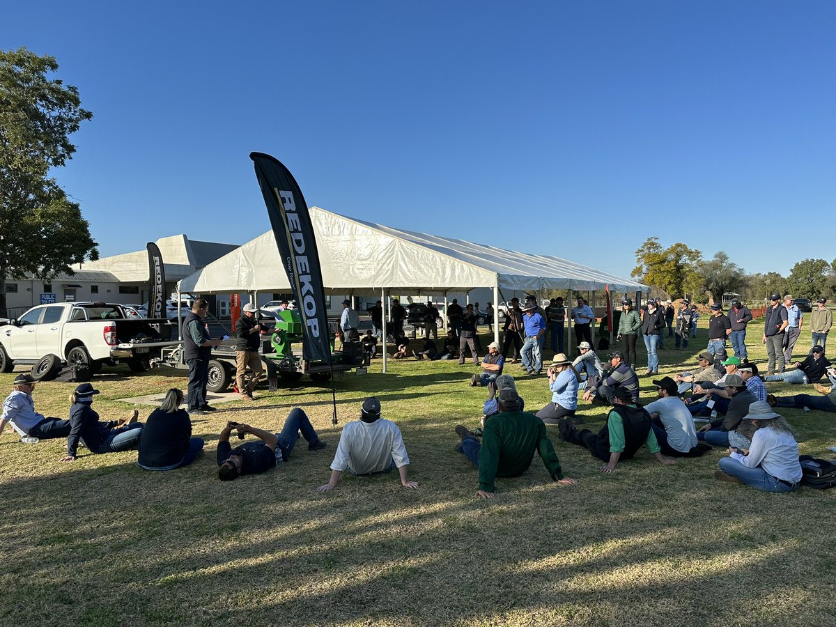 Beautiful day in the sunshine at Narromine for Day 2 @WeedSmartAU Week. On farm with @BillyBrowning93 & team hearing about their slick operation. Then onto the machinery expo with @1800weevil talking on latest in HWSC mills & spray tech. Interactive learning at its best.