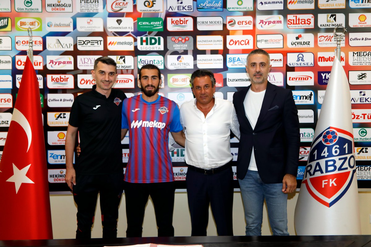 1461trabzonfk's tweet photo. Tunahan ile 1 yıl daha sözleşme uzattık

1461 Trabzon Futbol Kulübümüz, Tunahan Ergül’ün 2023-2024 sezonu sonunda sona erecek olan sözleşmesini, 2024-2025 sezonu sonuna kadar +1 yıl daha uzatmıştır. Hekimoğlu Döküm Spor Tesislerimizde Genel Sekreterimiz Mehmet Alemdağ’ın katılımı ile yapılan imza töreninde başarılı orta saha oyuncumuz Tunahan Ergül, yeni sözleşmesine imzayı attı.

Genel Sekreterimiz Mehmet Alemdağ, Tunahan’ın sözleşmesini +1 yıl daha revize ettiklerini ifade ederek, “Tunahan’dan çok memnunuz. Bu sezon şampiyonluk kadromuzun içerisinde bize katkısı çok fazla olacaktır. Hem kulübümüze hem de kendisine hayırlı olsun” dedi.

1461 Trabzon FK’da aile ortamı olduğunu belirten futbolcumuz Tunahan Ergül ise, “Burada çok mutluyum. Tam bir aile ortamı var. Güzel bir uyum var. Hem yönetim hem teknik heyet hem de oyuncular olarak birliktelik içerisindeyiz. Ben de bu nedenle burada devam etmeyi uygun gördüm. İnşallah bu sezon sonunda bu birlikteliği şampiyonlukla taçlandıracağız” ifadelerini kullandı.

İmza töreni sonrası Başkanımız Celil Hekimoğlu, Genel Sekreterimiz Mehmet Alemdağ ve Sportif Direktörümüz Onur Çebi, kulübümüzle sözleşme uzatana Tunahan Ergül’e başarı dileklerinde bulundu.