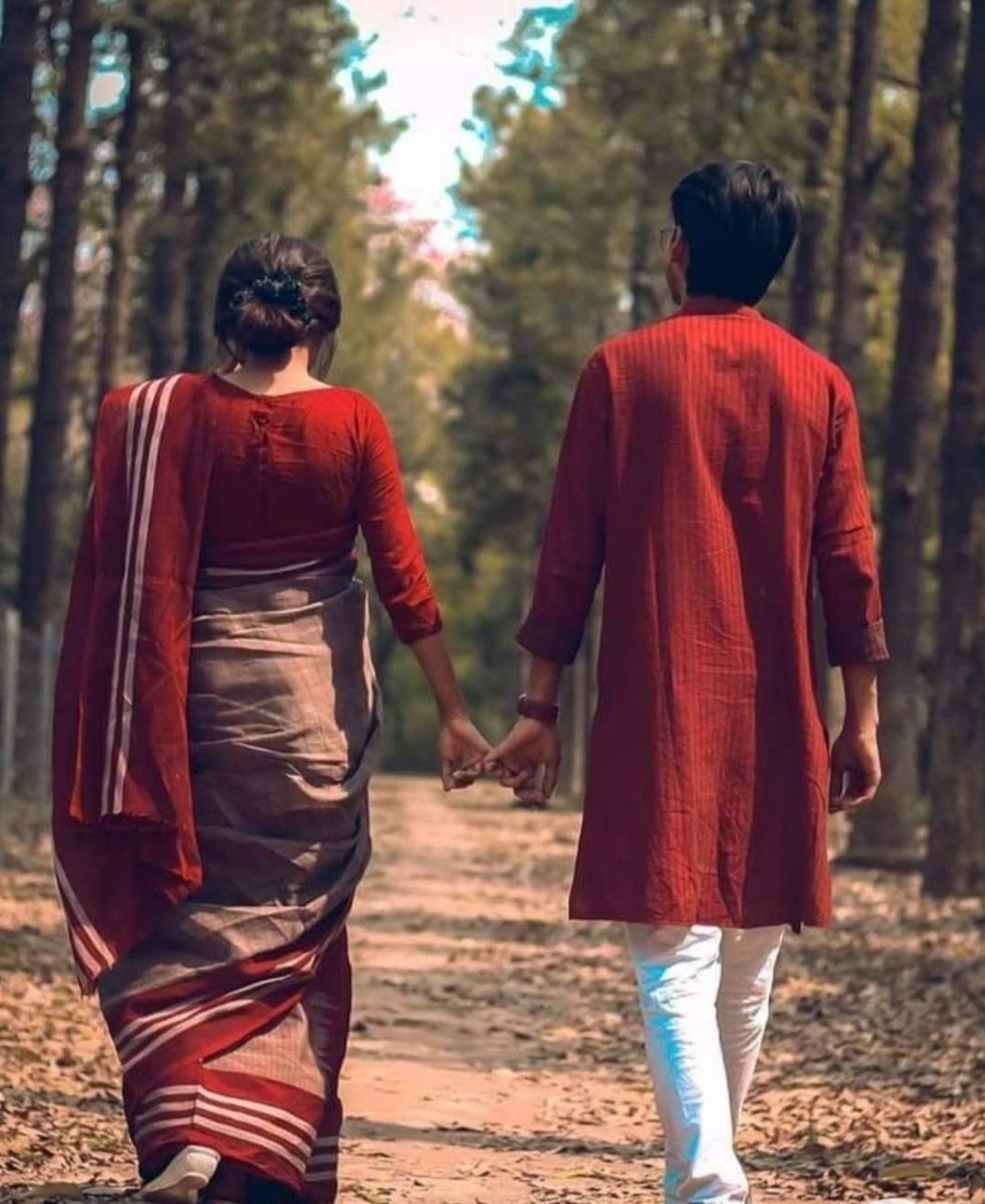 कितना अच्छा लगता है.....
एक-दूसरे को बिना जाने
पास-पास होना
और उस संगीत को सुनना
जो धमनियों में बजता है,
उन रंगों में नहा जाना
जो बहुत गहरे चढ़ते-उतरते हैं।
.....✍️
💞💞