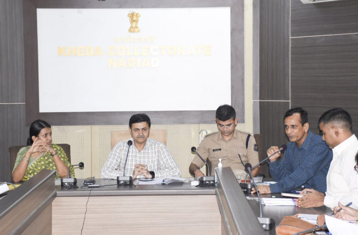 collectorkheda's tweet photo. આ વર્ષે સ્વતંત્રતા દિવસની જિલ્લા કક્ષાની ઉજવણી મહેમદાવાદ તાલુકાના શેઠ જે.એચ.સોનાવાલા હાઈસ્કૂલ ખાતે યોજાશે જે અન્વયે કાર્યક્રમના સુચારુ આયોજન અર્થે આજે જીલ્લા સેવા સદન ખાતે અધિકારીશ્રીઓ સાથે બેઠક યોજી જરૂરી સૂચનાઓ આપી.@revenuegujarat @CMOGuj https://t.co/ZsITBJMStB