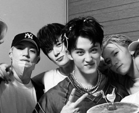 _jellybabe's tweet photo. ของจริงแจเตนล์แฟมพี่แจฮยอนจองยืนกลางจ้า 😭😭😭😭 https://t.co/bAIEqAuC3Q