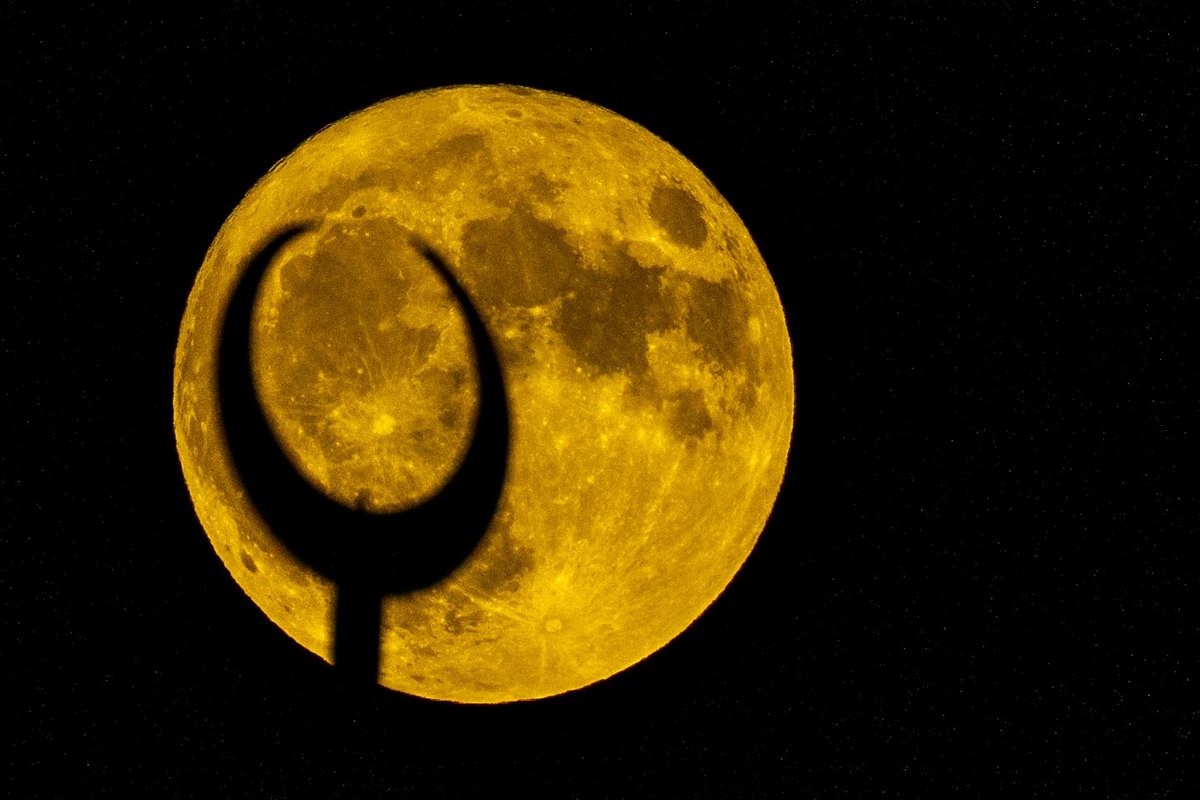 PhilippineStar's tweet photo. FIRST AUGUST SUPERMOON AROUND THE WORLD 🌕🤩

The first of two supermoons in August graced the skies on Tuesday.

A supermoon is broadly defined as a full moon that is closer to the Earth than normal. That makes it appear slightly brighter and bigger in the sky. | via @AP https://t.co/v5TwBnH0gc