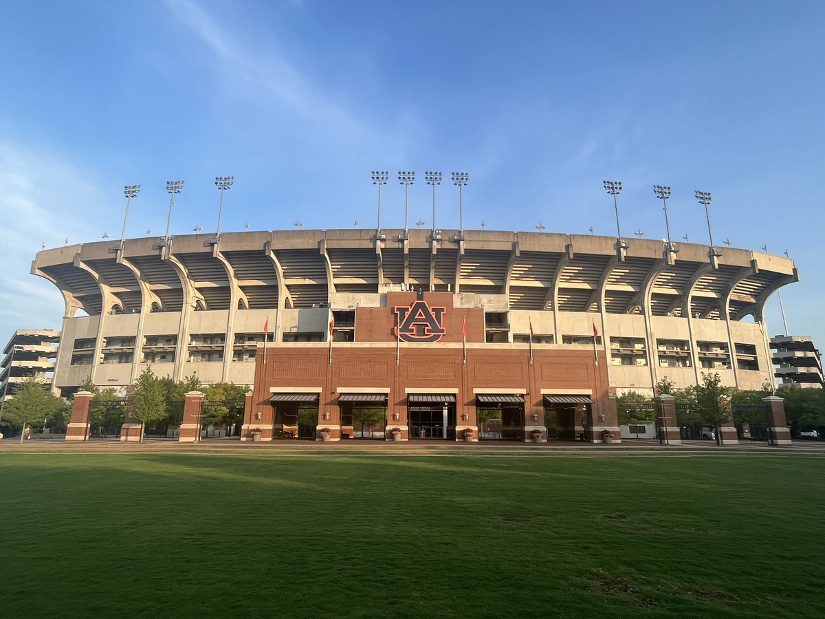 BAComer's tweet photo. Six miles on @AuburnU’s beautiful campus this morning. Big day ahead. #FreshmanMoveIn https://t.co/6r2vYsSZb8