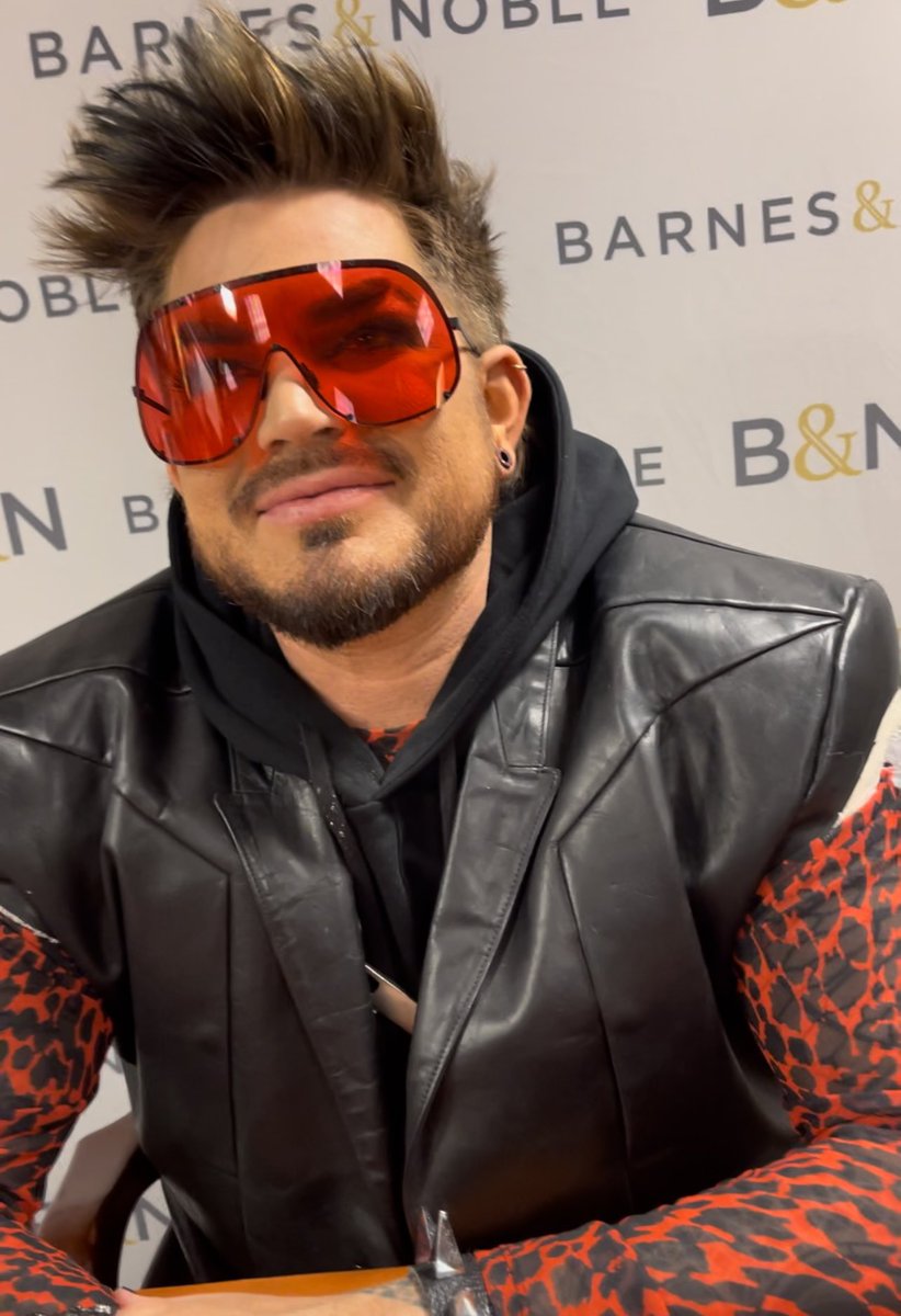 Glambertmermaid's tweet photo. Just because💜✨
#adamlambert
#NYC #HighDrama #CDsigning https://t.co/S7qbpiiTQg
