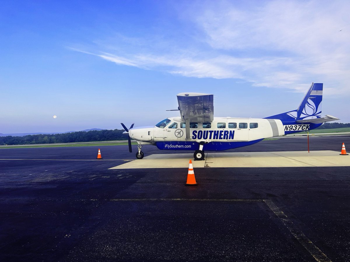 FlyHro's tweet image. Fly to Dallas or Memphis! Low fares, free parking, no TSA! #flyhro