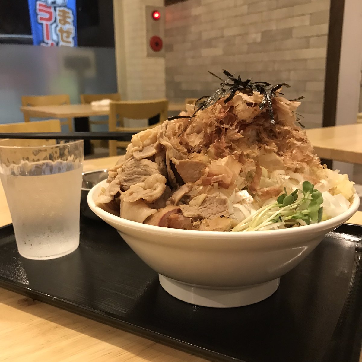 cool_eyes51's tweet photo. 冷やしあさりトマトと悩んだけど、結論まぜたまGを。
8月は体重を落とすとか、落とさないとか宣言して、ラーメン断ちかな〜なんて話していたのですが、そりゃ無理🤣

そしてこの盛り付けの高さよ…。

#ファットン
#夏の限定
#まぜたまシリーズ
#FATTON 
#静岡グルメ
#静岡まぜそば https://t.co/iaGSoPMcgh