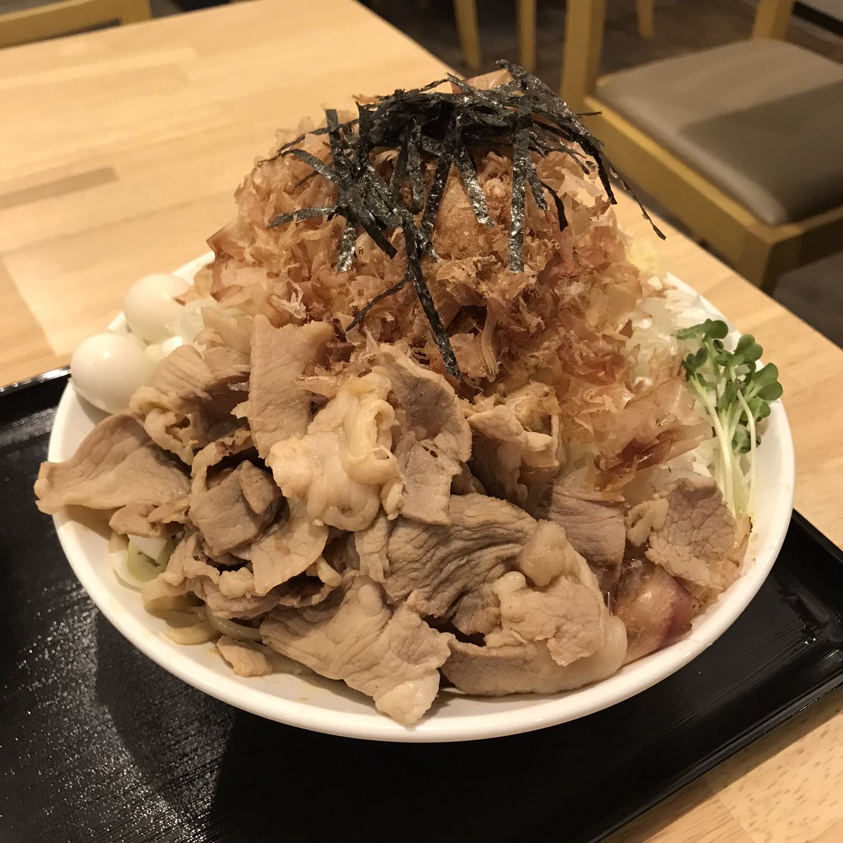 cool_eyes51's tweet photo. 冷やしあさりトマトと悩んだけど、結論まぜたまGを。
8月は体重を落とすとか、落とさないとか宣言して、ラーメン断ちかな〜なんて話していたのですが、そりゃ無理🤣

そしてこの盛り付けの高さよ…。

#ファットン
#夏の限定
#まぜたまシリーズ
#FATTON 
#静岡グルメ
#静岡まぜそば https://t.co/iaGSoPMcgh