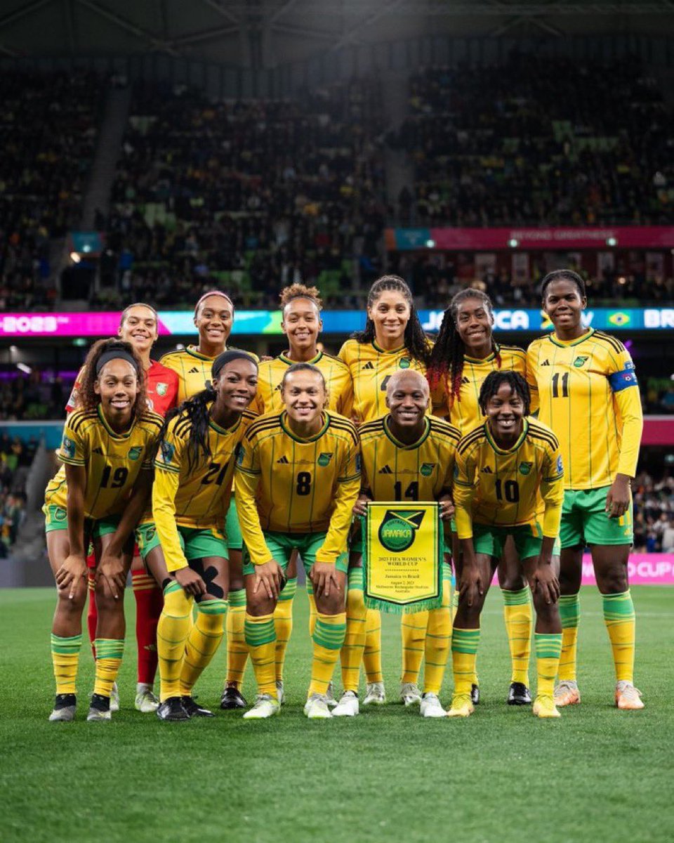 usainbolt's tweet image. History👏🏿
Congrats Girls 🇯🇲🙌🏿 #ReggaeGirlz