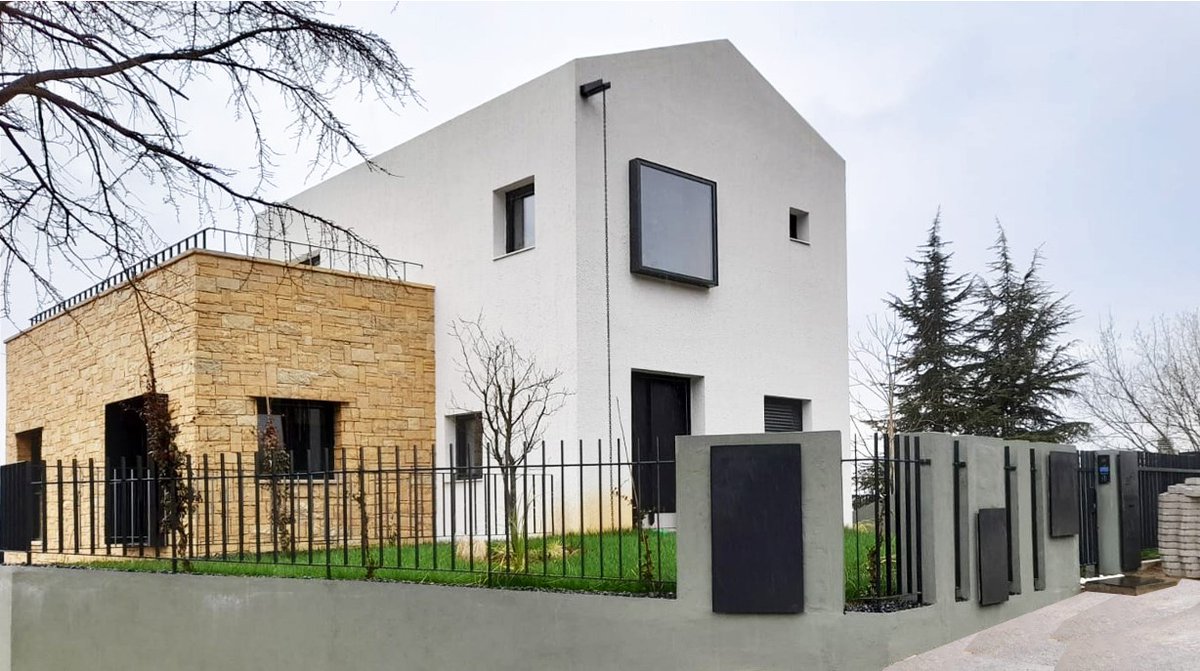 dodofis's tweet photo. Topoğrafyayla güçlü ilişki kuran, fonksiyonel fragmantasyonu doğal malzemeler ile vurgulayan bir aile evi.
.
Villa D&amp;A, inşaat ve peyzaj çalışmalarında sona yaklaşılıyor  📸
.
[EN]+
#dodofis  #villada #cekmekoy #home #casa #house #architecture https://t.co/MRsxkyMEvg