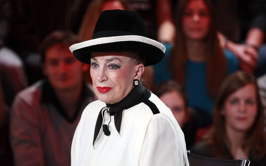 FBiente's tweet photo. RIP dame au chapeau ! #genevievedefontenay https://t.co/EJIaTfu0tC