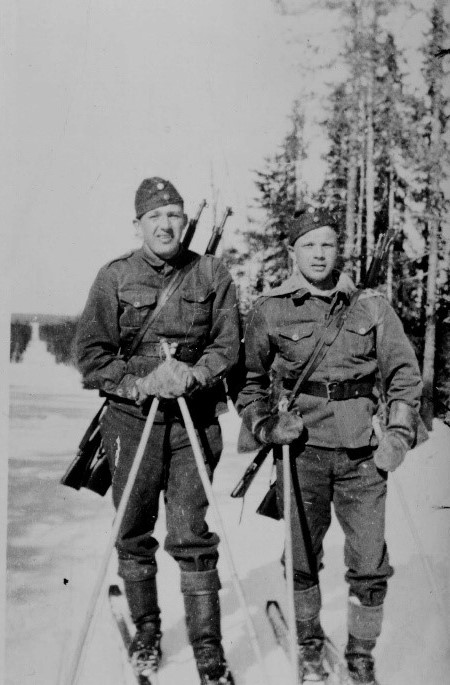 KainuunRaja's tweet photo. Rajavartijoita koulutettiin: 1. kuvassa on lähitaisteluharjoitus Raatteen vartion pihalla v. 1925. 2. kuvassa @rajavartijat partioimassa hiihtäen Raate–Viianki-rajaosuudella. Alkuaikoina partiointia suoritettiin raja-aukolla.
#Raate #vartiomuseo #raja https://t.co/SRKIoYscFT