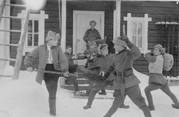 KainuunRaja's tweet photo. Rajavartijoita koulutettiin: 1. kuvassa on lähitaisteluharjoitus Raatteen vartion pihalla v. 1925. 2. kuvassa @rajavartijat partioimassa hiihtäen Raate–Viianki-rajaosuudella. Alkuaikoina partiointia suoritettiin raja-aukolla.
#Raate #vartiomuseo #raja https://t.co/SRKIoYscFT