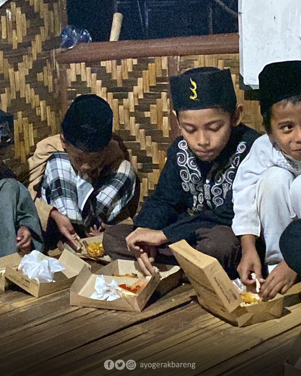 Kali ini, teman-teman Gerak Bareng mengadakan makan bareng bersama adik-adik santri di Pondok Tahfidz Al-Hijrah Bang Tato. Para santri berbahagia melihat menu kebuli yang lezat, semoga berkah bagi orang baik yang mensupport kegiatan ini! 😊 #makanbareng - gerakbareng.org