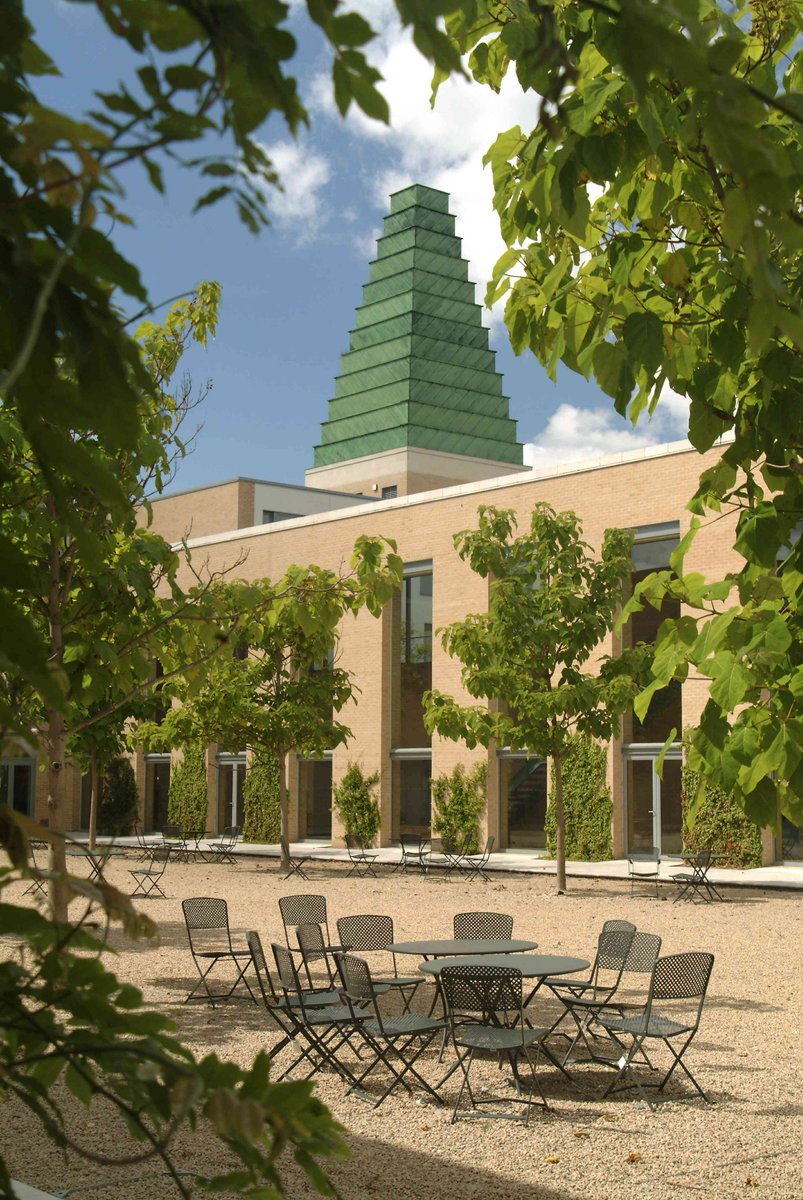 ConferenceSBS's tweet image. Wishing the sun would come back here so we can use our courtyard 🌞⛅

#oxfordmeetings #oxfordmeetingspace #conferences #lectures #oxfordsbs #oxfordevents #roofterrace #oxfordviews #courtyard #courtyards #saïdbusinessschool