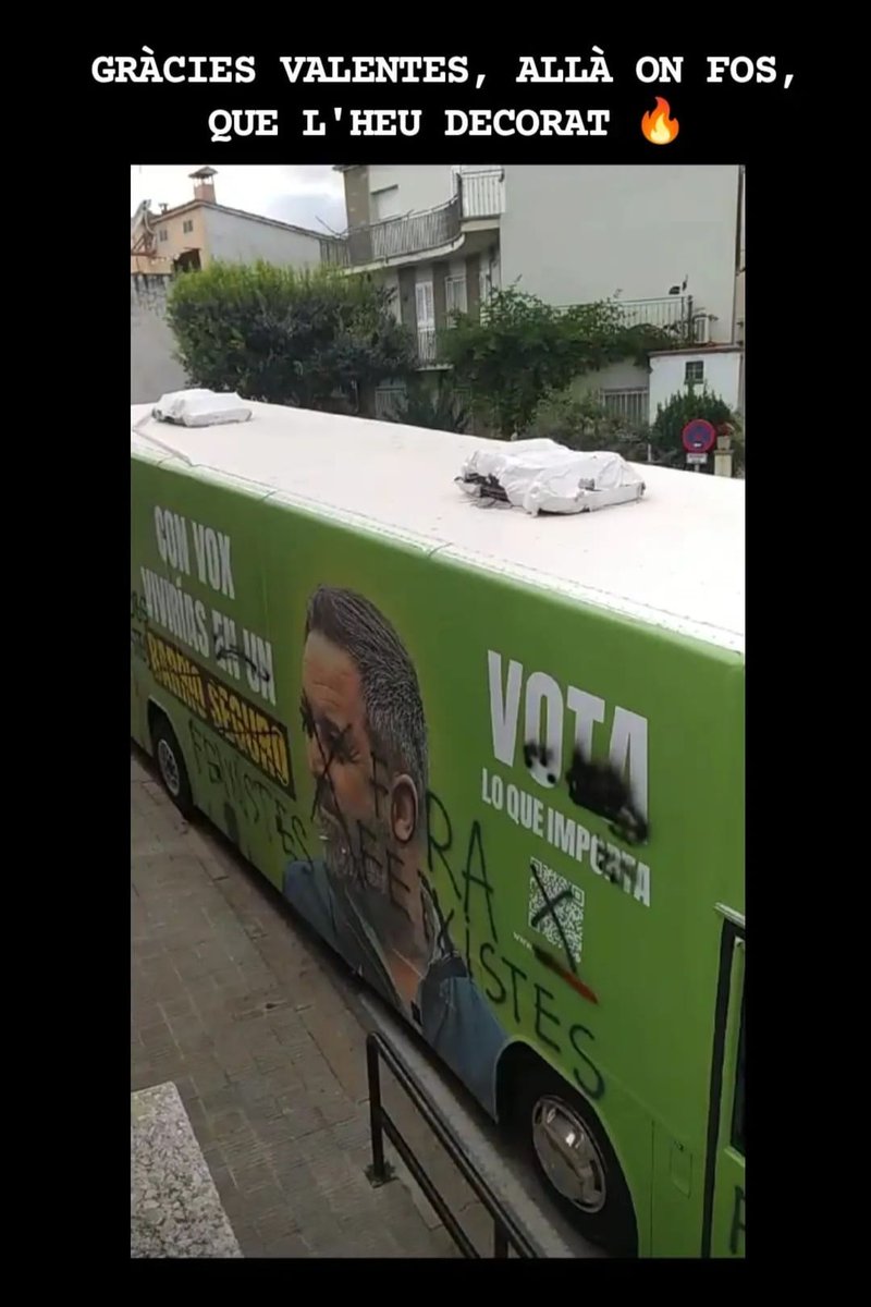 NoEsAutentic's tweet photo. @pedro_tagua @vitoquiles @Santi_ABASCAL Cierto, A'bascal no puede ni salir a la calle ni en pintura. https://t.co/oEIssP6nMr