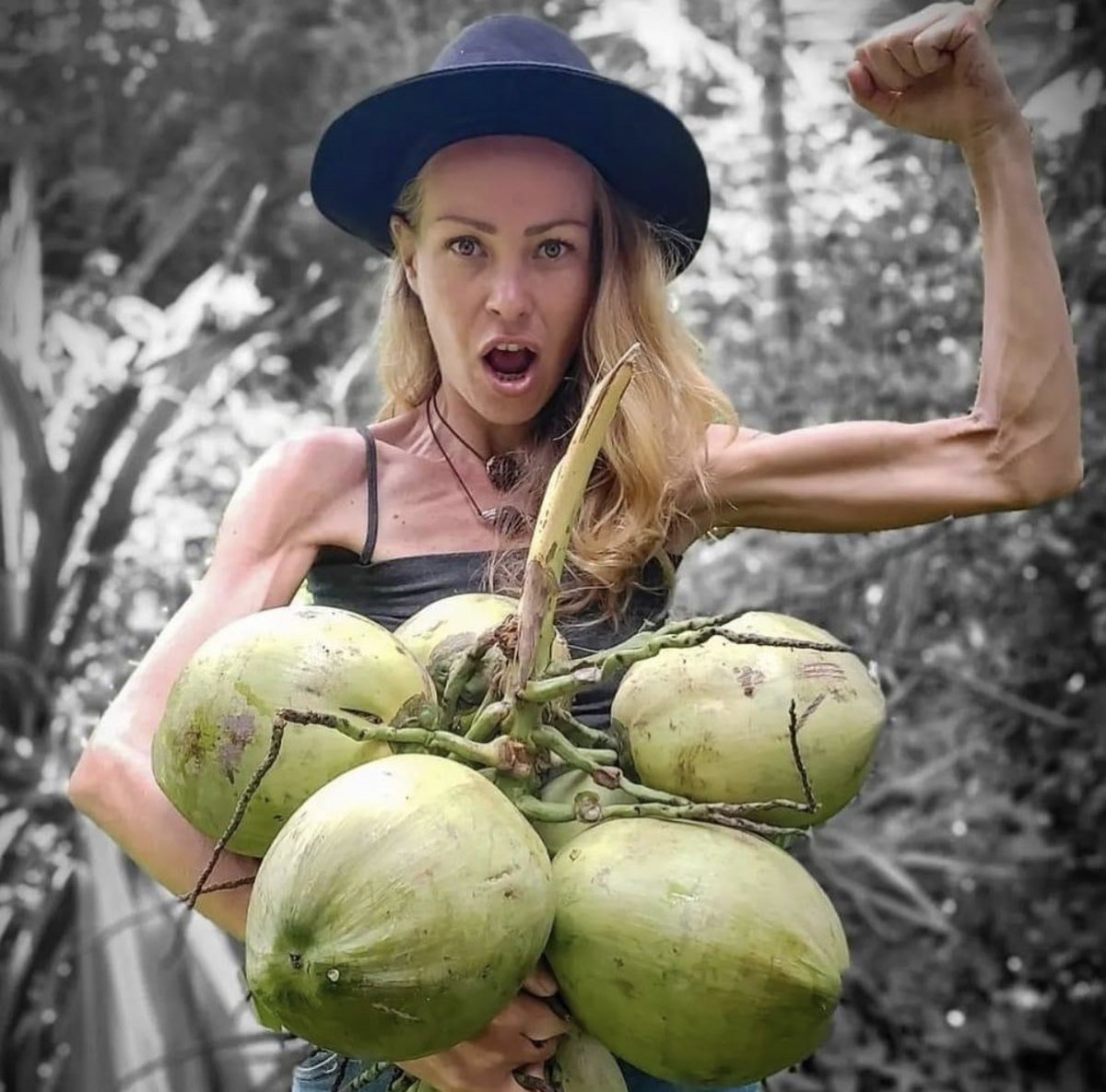 CerfiaFR's tweet photo. 🇷🇺 FLASH | Zhanna D’Art, influenceuse #vegan, est « morte de faim » à 39 ans après n’avoir mangé que des fruits exotiques en #Malaisie selon sa famille. Elle promouvait le #crudivorisme, qui consiste à manger uniquement des aliments crus. https://t.co/ZNIQoEs7fe