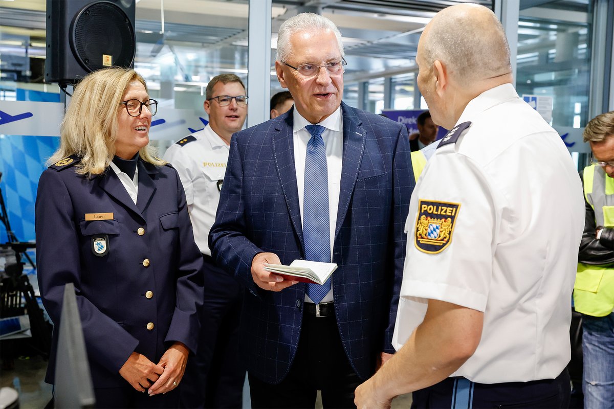 #Pressekonferenz zu 5️⃣Jahre Bayerische #Grenzpolizei 👮‍♀️

👉 Fast 88.000 Fahndungstreffer, rund 4.400 Haftbefehle &amp; 1.600 Kilogramm sichergestellte Drogen seit 1. Juli 2018: Das ist die beeindruckende Jubiläumsbilanz der bayerischen Grenzfahnderinnen &amp; Grenzfahnder. <a href="/PolizeiBayern/">Polizei Bayern</a>