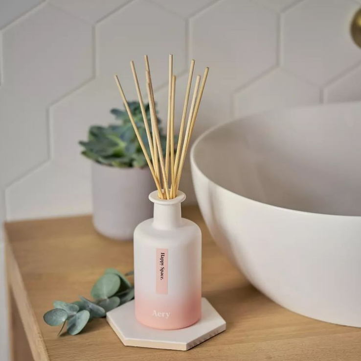 alifstoresqa's tweet image. أنعش منزلك بالأعواد العطرية من &quot;هابي سبيس&quot; 🧡🏠.

A drop of Happy Space in every room 🧡🏠.

#Alifstores #Reeddiffuser