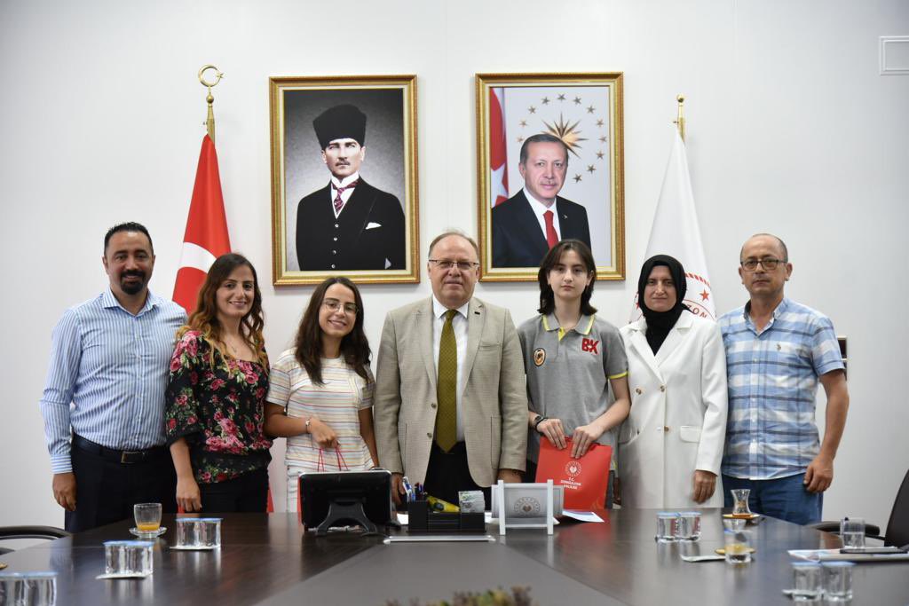 İl Müdürümüz Züleyha Aldoğan beraberinde LGS 2023’de Türkiye Birincisi olan öğrencilerimiz ile aileleri ve öğretmenleri Valimiz Sn. Mustafa Tutulmaz’a ziyarette bulundular. 

Valimiz, öğrencilerimize hediyelerini verdi, tebrik etti ve öğrenim hayatlarında başarılar diledi. 💐