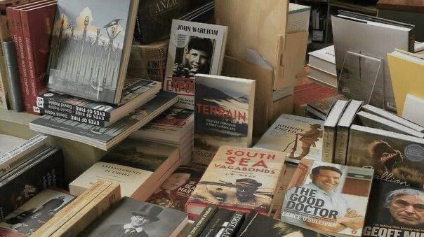 malusokay's tweet photo. New books, fresh flowers and coffee <3 https://t.co/L7sxSdGP0I