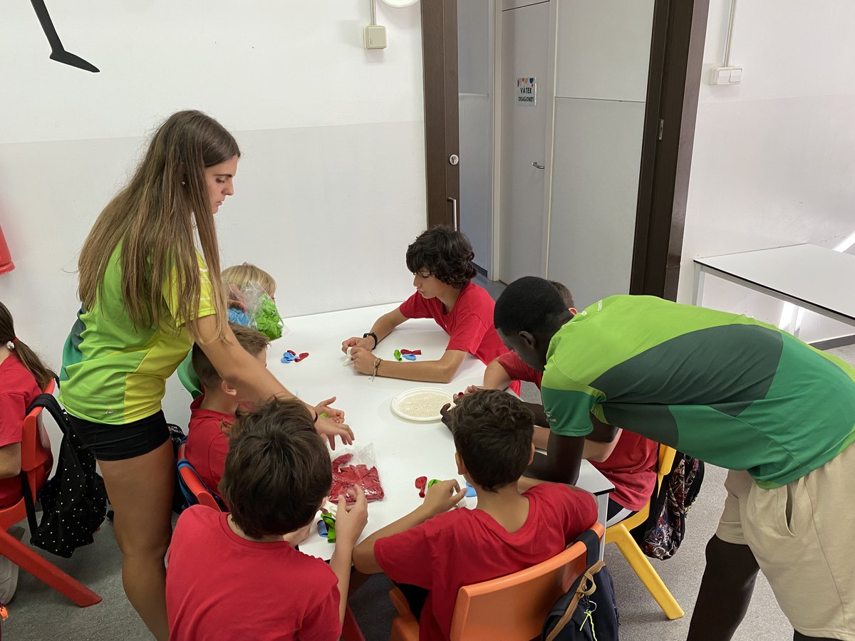 AjBanyoles's tweet photo. 🎯 La Casa d'Oficis de #Banyoles ha estrenat aquest curs nova especialitat i 10 joves s'han format en atenció a la infància i a la joventut. 

Els i les joves participants estan fent ara pràctiques remunerades en diferents casals d'estiu, després de fer-les a escoles #debanyoles https://t.co/IvD2wFj4XB