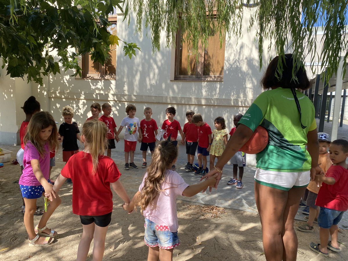AjBanyoles's tweet photo. 🎯 La Casa d'Oficis de #Banyoles ha estrenat aquest curs nova especialitat i 10 joves s'han format en atenció a la infància i a la joventut. 

Els i les joves participants estan fent ara pràctiques remunerades en diferents casals d'estiu, després de fer-les a escoles #debanyoles https://t.co/IvD2wFj4XB