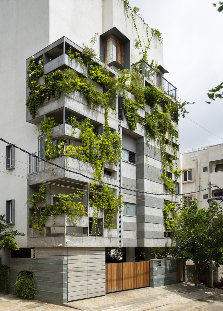ArchDaily's tweet image. The #facade of this residential building in #India is &quot;a breathing enclosure&quot; consisting of Ferro-cement planter boxes. The #design is inspired by traditional verandas in western India which served as transition spaces between homes and outdoor streets. ow.ly/BaL050PqxYO