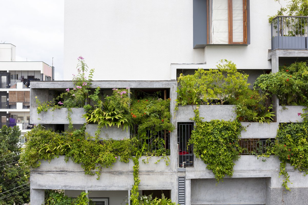 ArchDaily's tweet image. The #facade of this residential building in #India is &quot;a breathing enclosure&quot; consisting of Ferro-cement planter boxes. The #design is inspired by traditional verandas in western India which served as transition spaces between homes and outdoor streets. ow.ly/BaL050PqxYO