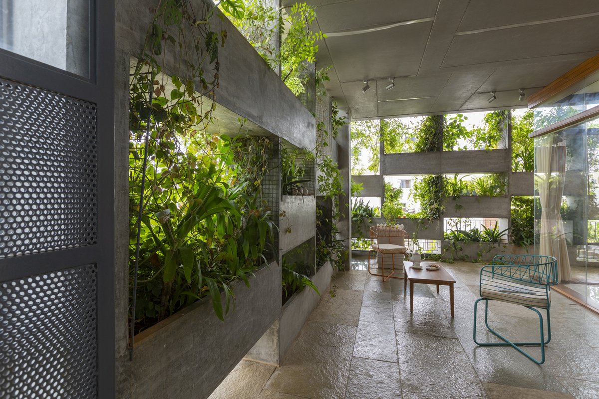 ArchDaily's tweet image. The #facade of this residential building in #India is &quot;a breathing enclosure&quot; consisting of Ferro-cement planter boxes. The #design is inspired by traditional verandas in western India which served as transition spaces between homes and outdoor streets. ow.ly/BaL050PqxYO