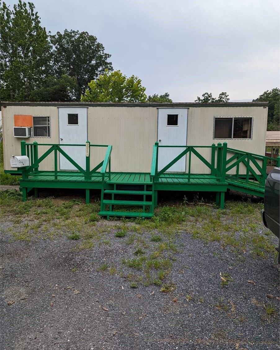 municibid's tweet image. 🌟 This remarkable #trailer, with a deck, ramp, and steps, served as an #office &amp;amp; #meetingroom for 25 years. Now, a new journey awaits! 🚀 Endless possibilities! 🏢👥 mbid.us/3rUNw3y
📍 Blair Mills, PA

#trailerforsale#smalloffice#jobsite#forsale#auction#BlairMillsPA