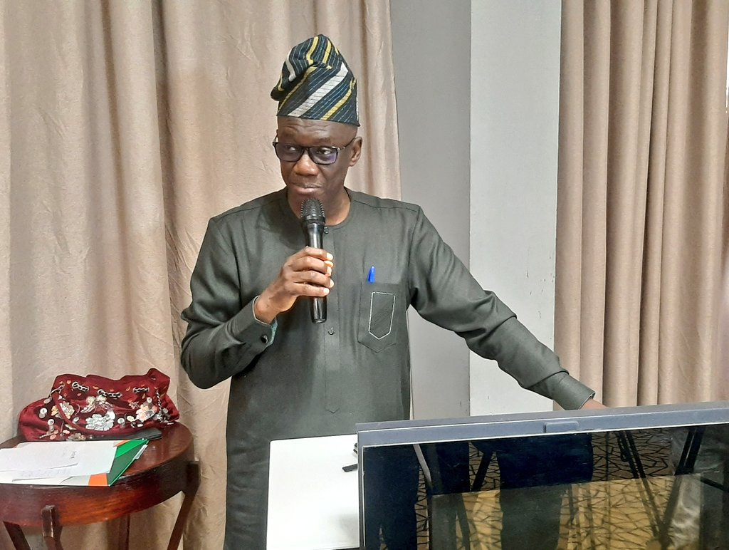 inecnigeria's tweet photo. Rotimi Oyekanmi, Chief Press Secretary (CPS) to the Chairman of INEC, outlines the goals and anticipated outcomes of the ongoing 2023 Post Election Review with Media Executives.
#PostElectionReview https://t.co/wPu7h6E8AR