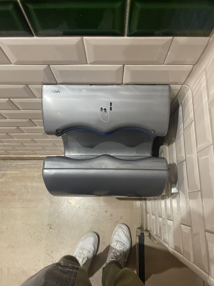 ChallandRomain's tweet photo. Certains vont me traiter de technophobe mais ces nouveaux urinoirs sont absolument inadaptés https://t.co/wvW2OX5vZD