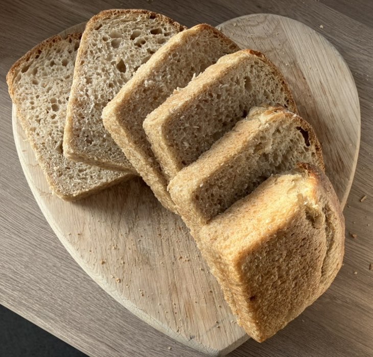 Refill_UK's tweet image. Something else we got up to earlier this year… #bakingbread 🍞😋 
❤️the process, from making a #rye #starter, to #leaven, to #proofing, &amp;amp; the magic of watching it #rise and #bake👌🏼 
.
#beautiful - 2 #sourdough loaves, relatively easy to make &amp;amp; no #plasticwaste👌🏽
#trusttheprocess