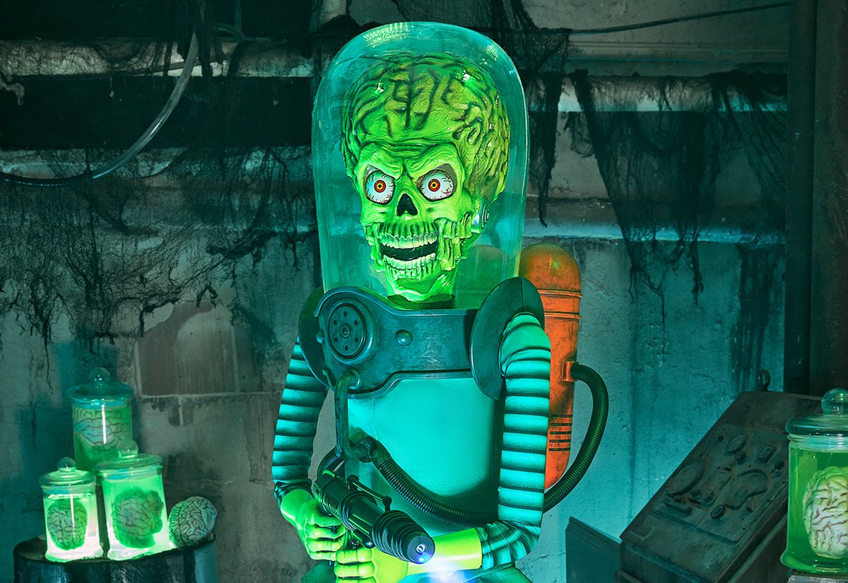 BDisgusting's tweet photo. ‘Mars Attacks!’ – Spirit Halloween Unleashes 6.5 Foot Tall Martian Warrior Animatronic! https://t.co/Fjd2hA5Q6R https://t.co/UEcTLoioB2