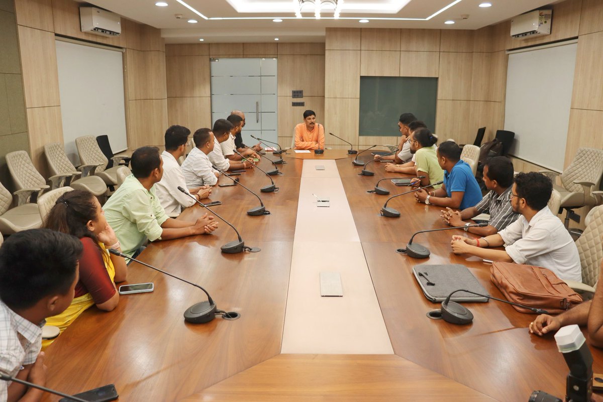 BJP4Assam's tweet photo. আজি ভাৰতীয় জনতা পাৰ্টি, অসম প্ৰদেশৰ মাননীয় ৰাজ্যিক সভাপতি শ্ৰীযুত ভৱেশ কলিতা ডাঙৰীয়াই নৱ-নিযুক্ত ৰাজ্যিক সামাজিক মাধ্যম কোষৰ বিষয়-ববীয়া তথা সদস্য সকলৰ সৈতে আমিনগাঁওস্থিত লোকনিৰ্মান বিভাগৰ পৰিদৰ্শন বঙলাত এখন বৈঠকত মিলিত হয়। 

এই বৈঠকত মাননীয় সভাপতি মহোদয়ে নতুনকৈ নিযুক্তি লাভ কৰা কাৰ্যকর্তা সকলৰ সৈতে চা-চিনাকি হয় লগতে সামাজিক মাধ্যম কোষৰ ভৱিষ্যত কাৰ্যপন্থা আৰু কৰণীয় সমূহৰ বিষয়ে আলোচনা কৰে।