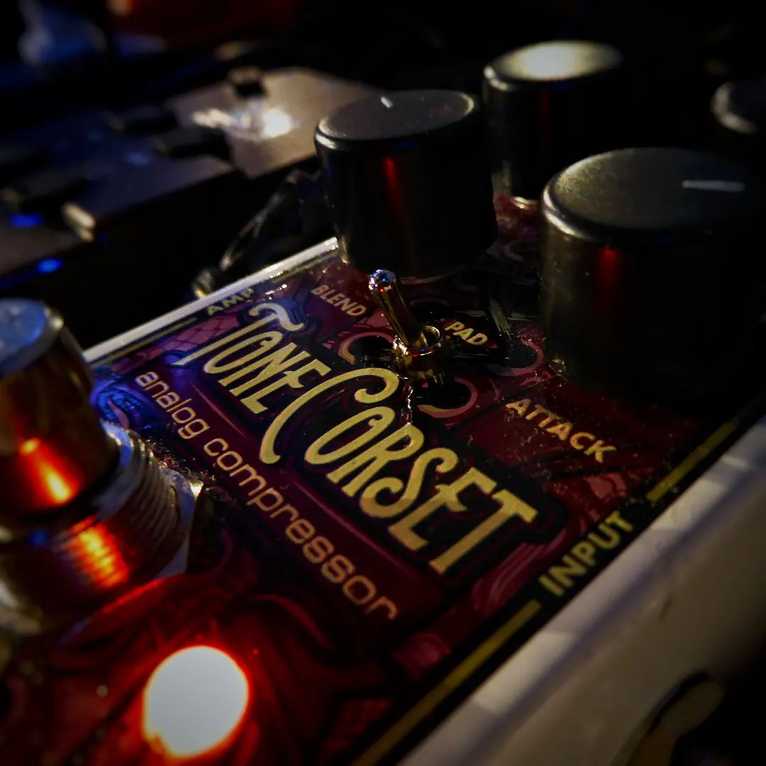EHX's tweet photo. Keeping it tight with the EHX Tone Corset Analog Compressor!
https://t.co/g0N71FVKc3
📷 @chewy_b_i_t_s
#ehx #guitarpedals #guitargear #guitareffects #electroharmonix #compressor #compression #guitarcompressor #rosscompressor #dynacomp https://t.co/PB9J6KH41L