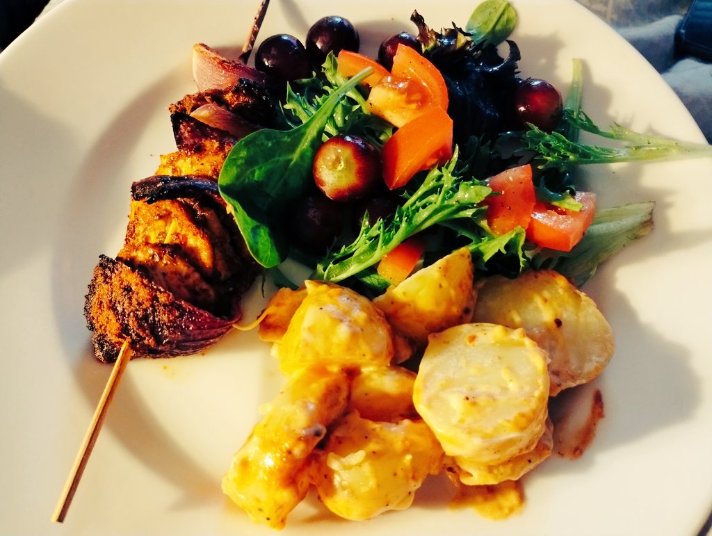cutie_kawa's tweet photo. #KawaCooks - this is what I made for dinner today! Something pretty simple but still yummy.
Peri Peri and Lime Chicken and red onion skewer, with drizzled honey on top. Then a leafy salad, and also potato salad! ๐ฅ๐ https://t.co/wq57dp1JBz