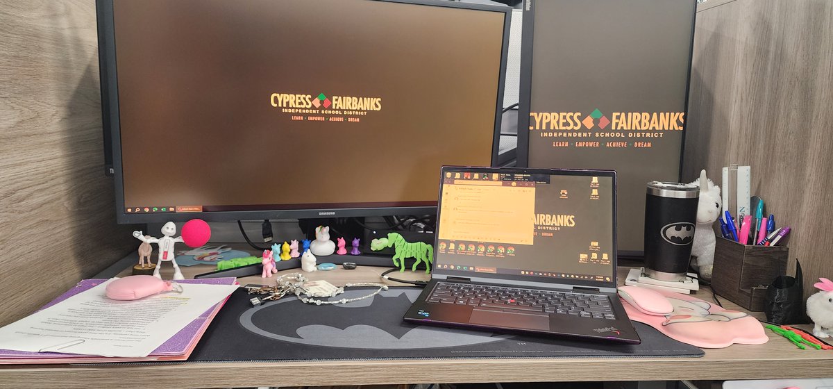 Fergy4Tech's tweet photo. @TxTechChick @wakelet Oh yeah. I absolutely belong on #teamchaos. Add me to your roster, girl.
My desk is my playground. I work best with minimal structure, but my #Teamstructure friends help keep me on track.
Riiiight?
What about you? What team are you on? https://t.co/5dJriR3h6G