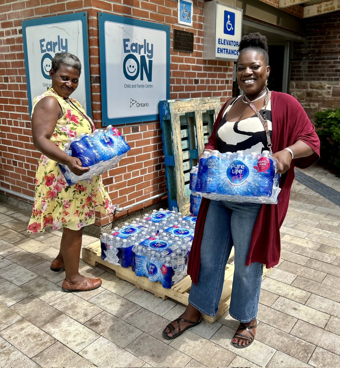 We just delivered a load of water to <a href="/LAMPCHC_info/">LAMPCHC_info</a>! Unhoused folks who drop by LAMP don't have access to taps, glasses or a place to escape the heat, so water is lifesaving.

Thanks LAMP, <a href="/BlueTritonCA/">BlueTriton Brands Canada</a>, <a href="/AtripcoDelivery/">Atripco Delivery</a>, <a href="/TrucksForChange/">Trucks For Change</a> &amp; <a href="/thomsonterminal/">Thomson Terminals Limited</a> for making this happen!