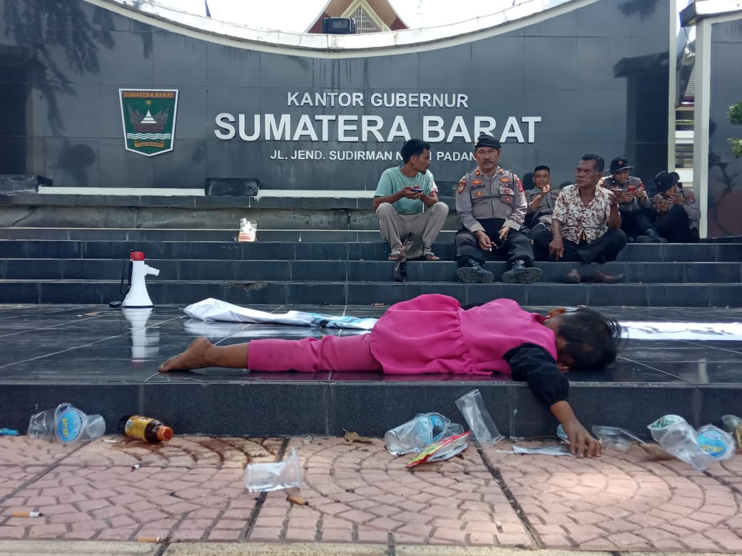 Lelah menunggu, terkapar. Demo masyarakat Air Bangis di Kantor Gubernur Sumbar. Miris. Khabarnya juga ada yang sakit dan dirujuk ke RS